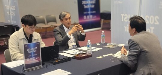 지난해 열린 KAIST 테크 페어의 기술이전 상담 모습.